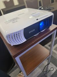 置き型プロジェクター（天釣り式とは別でご用意もあります） - 【50～100名にぴったり】汐留ビジネスフォーラム 【10～40名規模の利用にオススメ】48名会議室の設備の写真