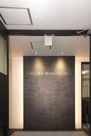 受付 - 【50～100名にぴったり】汐留ビジネスフォーラム 6名会議室の入口の写真