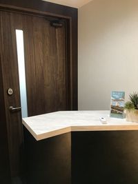 受付 - 【50～100名にぴったり】汐留ビジネスフォーラム 【100名規模の利用にオススメ】126名会議室の入口の写真