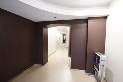 【50～100名にぴったり】汐留ビジネスフォーラム 【100名規模の利用にオススメ】126名会議室の入口の写真