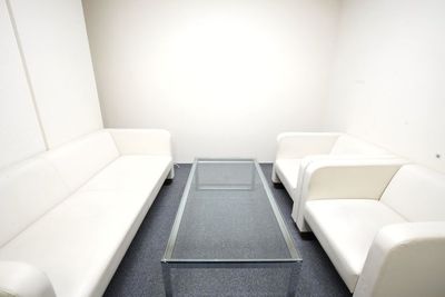 講師控室 - 【50～100名にぴったり】汐留ビジネスフォーラム 【100名規模の利用にオススメ】126名会議室の設備の写真