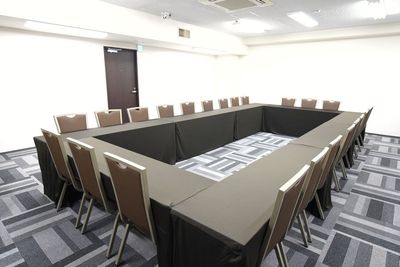 ロの字（最大24名） - 【50～100名にぴったり】汐留ビジネスフォーラム 【10～40名規模の利用にオススメ】48名会議室の室内の写真