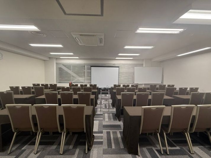 【10～40名規模の利用にオススメ】48名会議室 - 【50～100名にぴったり】汐留ビジネスフォーラム