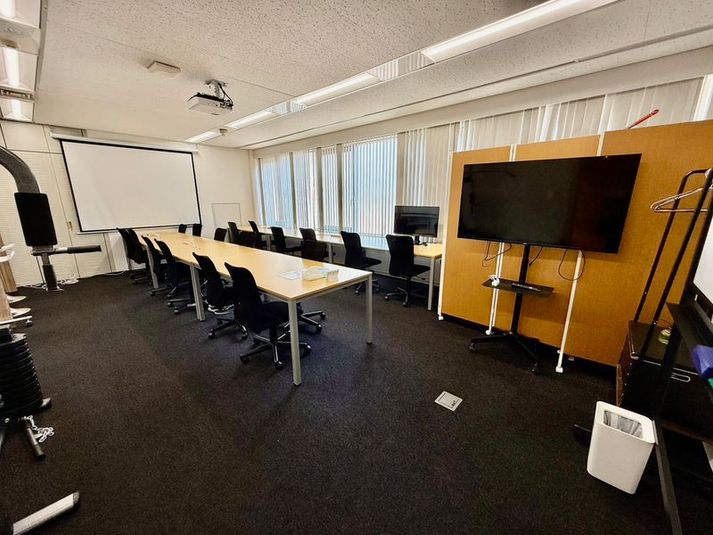 大会議室：メイン会場 - ミートアップカフェ西新宿 25名イベントスペース（大会議室）の室内の写真