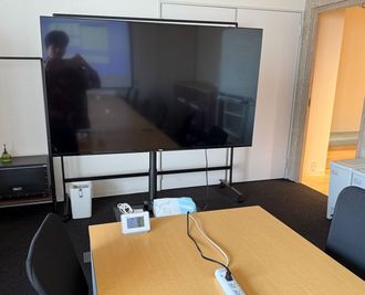 モニターです。ご自由にご利用いただけます。HDMIケーブル端子ですので、それ以外の端子の場合は接続端子をお持ちください。 - ミートアップカフェ西新宿 25名イベントスペース（大会議室）の設備の写真