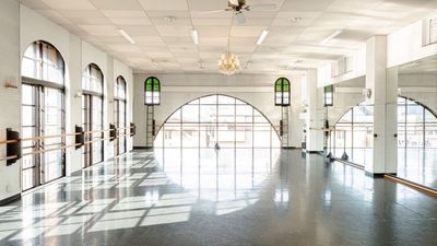 駅チカ！バレエスタジオ天井高４ｍ・鏡面１６m・奥行き８m　１２０平方メートル　　バレエマット（リノリウム）レッスン場で - StudioField（スタジオフィールド）