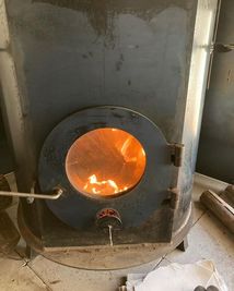 冬場は薪ストーブもご利用頂けます - 農民家ふぇ　あずかぼ 築140年の古民家カフェのレンタルスペース！の室内の写真