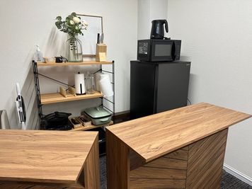 カウンターの後ろに各種備品をご用意 - レンタルスペース Limone(リモーネ）神田 レンタルスペースLimone(リモーネ)神田･大手町の設備の写真