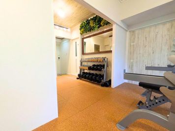 ウエイの器具の部屋とフリースペースの2部屋です - レンタルジム All Day Gym世田谷 用賀店  All Day Gym世田谷 用賀店の室内の写真
