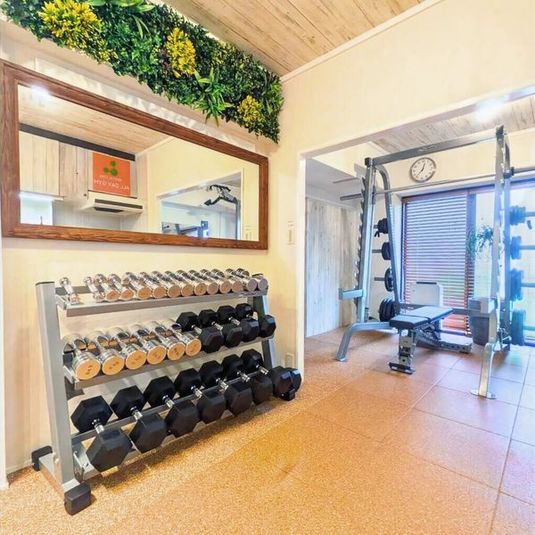 アースカラー主体の西海岸風の内装 - レンタルジム All Day Gym世田谷 用賀店  All Day Gym世田谷 用賀店の室内の写真