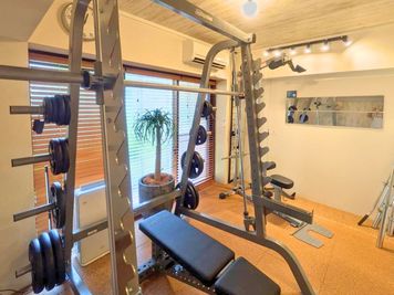 スミスマシンとラットプルマシン - レンタルジム All Day Gym世田谷 用賀店  All Day Gym世田谷 用賀店の室内の写真