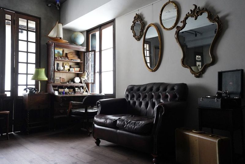 神谷町駅徒歩1分｜本棚×書斎｜白壁と自然光、グレー壁の撮影空間 - アンティーク撮影スタジオunikk【神谷町STUDIO】