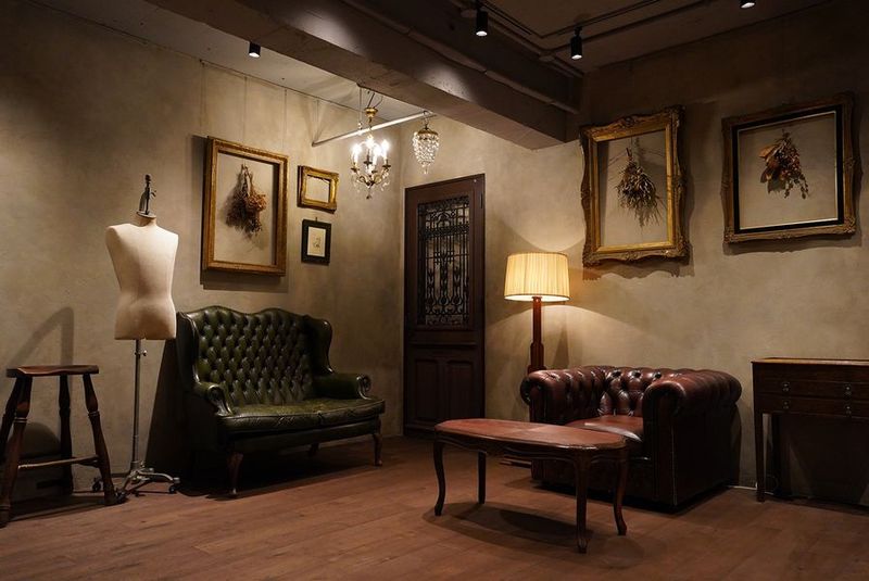 神谷町駅徒歩1分｜本棚×書斎｜白壁と自然光、グレー壁の撮影空間 - アンティーク撮影スタジオunikk【神谷町STUDIO】