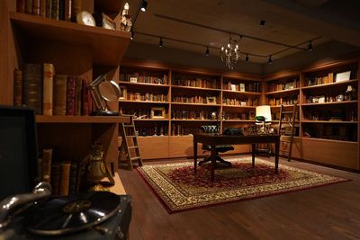 アンティーク撮影スタジオunikk【神谷町STUDIO】 神谷町駅徒歩1分｜本棚×書斎｜白壁と自然光、グレー壁の撮影空間の室内の写真