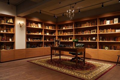 アンティーク撮影スタジオunikk【神谷町STUDIO】 神谷町駅徒歩1分｜本棚×書斎｜白壁と自然光、グレー壁の撮影空間の室内の写真