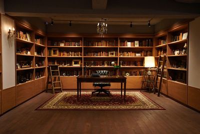 アンティーク撮影スタジオunikk【神谷町STUDIO】 神谷町駅徒歩1分｜本棚×書斎｜白壁と自然光、グレー壁の撮影空間の室内の写真