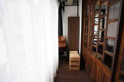 アンティーク撮影スタジオunikk【神谷町STUDIO】 神谷町駅徒歩1分｜本棚×書斎｜白壁と自然光、グレー壁の撮影空間の室内の写真