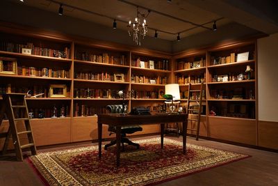 アンティーク撮影スタジオunikk【神谷町STUDIO】 神谷町駅徒歩1分｜本棚×書斎｜白壁と自然光、グレー壁の撮影空間の室内の写真