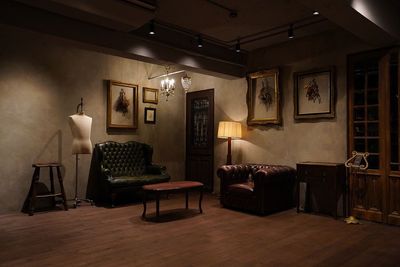 アンティーク撮影スタジオunikk【神谷町STUDIO】 神谷町駅徒歩1分｜本棚×書斎｜白壁と自然光、グレー壁の撮影空間の室内の写真