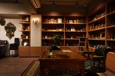 アンティーク撮影スタジオunikk【神谷町STUDIO】 神谷町駅徒歩1分｜本棚×書斎｜白壁と自然光、グレー壁の撮影空間の室内の写真