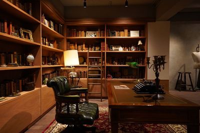 アンティーク撮影スタジオunikk【神谷町STUDIO】 神谷町駅徒歩1分｜本棚×書斎｜白壁と自然光、グレー壁の撮影空間の室内の写真
