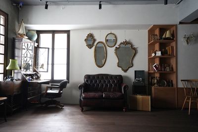 アンティーク撮影スタジオunikk【神谷町STUDIO】 神谷町駅徒歩1分｜本棚×書斎｜白壁と自然光、グレー壁の撮影空間の室内の写真