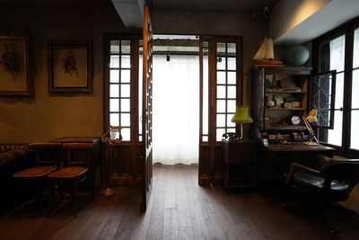 アンティーク撮影スタジオunikk【神谷町STUDIO】 神谷町駅徒歩1分｜本棚×書斎｜白壁と自然光、グレー壁の撮影空間の室内の写真