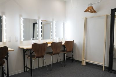 アンティーク撮影スタジオunikk【神谷町STUDIO】 神谷町駅徒歩1分｜本棚×書斎｜白壁と自然光、グレー壁の撮影空間の室内の写真