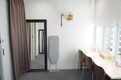 アンティーク撮影スタジオunikk【神谷町STUDIO】 神谷町駅徒歩1分｜本棚×書斎｜白壁と自然光、グレー壁の撮影空間の室内の写真