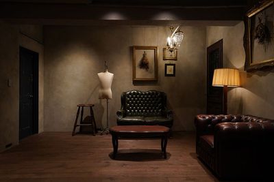 アンティーク撮影スタジオunikk【神谷町STUDIO】 神谷町駅徒歩1分｜本棚×書斎｜白壁と自然光、グレー壁の撮影空間の室内の写真