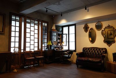 アンティーク撮影スタジオunikk【神谷町STUDIO】 神谷町駅徒歩1分｜本棚×書斎｜白壁と自然光、グレー壁の撮影空間の室内の写真