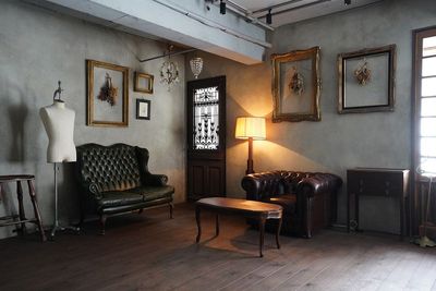 アンティーク撮影スタジオunikk【神谷町STUDIO】 神谷町駅徒歩1分｜本棚×書斎｜白壁と自然光、グレー壁の撮影空間の室内の写真