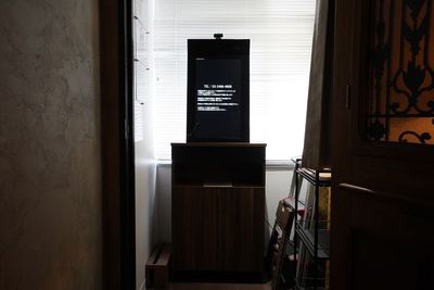 アンティーク撮影スタジオunikk【神谷町STUDIO】 神谷町駅徒歩1分｜本棚×書斎｜白壁と自然光、グレー壁の撮影空間の室内の写真