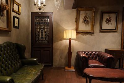 アンティーク撮影スタジオunikk【神谷町STUDIO】 神谷町駅徒歩1分｜本棚×書斎｜白壁と自然光、グレー壁の撮影空間の室内の写真