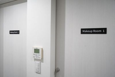 アンティーク撮影スタジオunikk【神谷町STUDIO】 神谷町駅徒歩1分｜本棚×書斎｜白壁と自然光、グレー壁の撮影空間の室内の写真