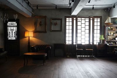 アンティーク撮影スタジオunikk【神谷町STUDIO】 神谷町駅徒歩1分｜本棚×書斎｜白壁と自然光、グレー壁の撮影空間の室内の写真