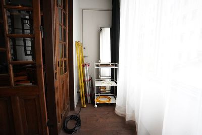 アンティーク撮影スタジオunikk【神谷町STUDIO】 神谷町駅徒歩1分｜本棚×書斎｜白壁と自然光、グレー壁の撮影空間の室内の写真