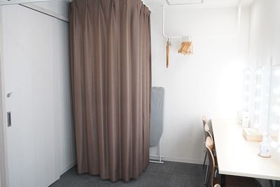 アンティーク撮影スタジオunikk【神谷町STUDIO】 神谷町駅徒歩1分｜本棚×書斎｜白壁と自然光、グレー壁の撮影空間の室内の写真