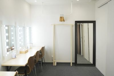 アンティーク撮影スタジオunikk【神谷町STUDIO】 神谷町駅徒歩1分｜本棚×書斎｜白壁と自然光、グレー壁の撮影空間の室内の写真