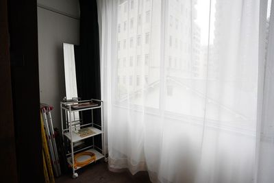 アンティーク撮影スタジオunikk【神谷町STUDIO】 神谷町駅徒歩1分｜本棚×書斎｜白壁と自然光、グレー壁の撮影空間の室内の写真