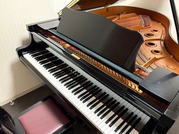 YAMAHA　グランドピアノ C3L - 高陽センター ピアノ練習室 S4の室内の写真
