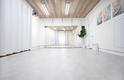 大きな鏡４枚平行に設置、グループでのダンスの練習等に適しています。
頂けます。
 - ダンススタジオ　友（ゆう）　湯島店 ●スタジオ友（ゆう）　御徒町・湯島店の室内の写真