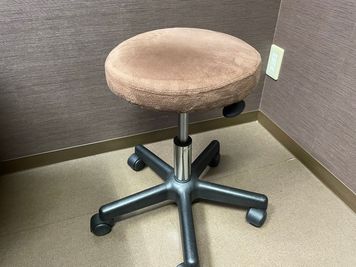 施術用スツール - Pearl HINA レンタルシェアスペース6の室内の写真