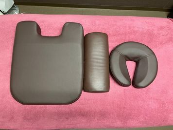 各種枕がございます。ご利用の際はファンデーション等の汚れが付かないようにタオルやカバーなどご持参ください。 - Pearl HINA レンタルシェアスペース6の設備の写真