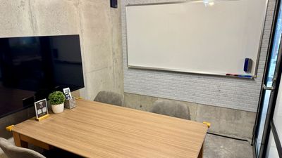 一面ホワイトボード
会議や撮影にお使いいただけます。
ご利用後は元にお戻しください。 - 🌟NEWオープン🌟コワーキングスペースBuzz Work Buzz Workミーティングルーム(会議室)の室内の写真