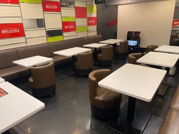 カラオケビッグエコー　五反田東口駅前店 《9～10名用》会議・打ち合わせ用ワークルーム【サイズL】の室内の写真