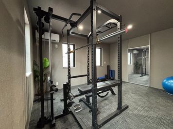 GymBecome 駅近レンタルジム　パワーラックの室内の写真