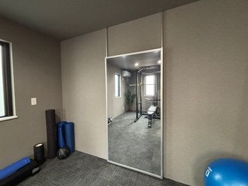 GymBecome 駅近レンタルジム　パワーラックの室内の写真