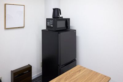 冷蔵庫、電子レンジ、電気ケトルのご用意もございます。 - レンタルスペース Limone(リモーネ）神田 Limone(リモーネ)神田･大手町 ビジネス専用の室内の写真