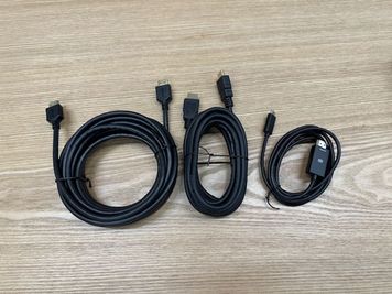 ハイスピードHDMIケーブル3種（5m・3m・USB-C→HDMI 2m）各1本セット。4K対応。 - レンタルスペース Limone(リモーネ）神田 Limone(リモーネ)神田･大手町 ビジネス専用の室内の写真